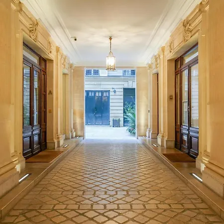 Montaigne Luxury Apartmán *