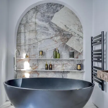 Montaigne Luxury Apartmán