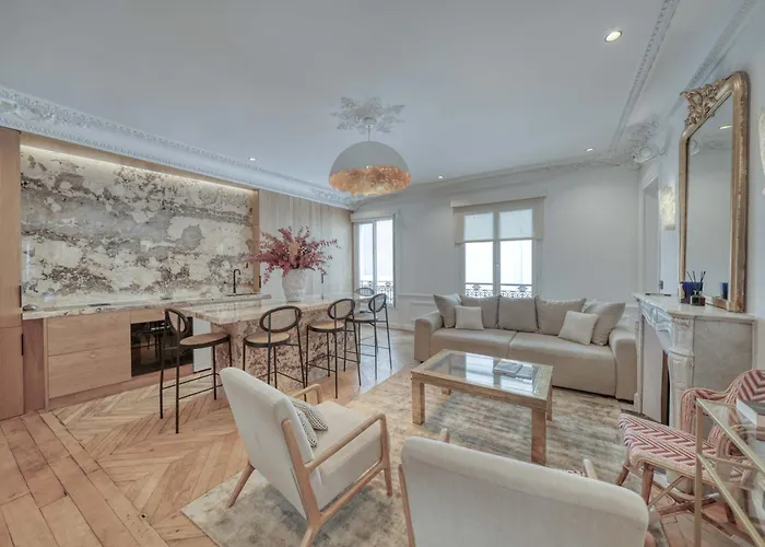 Av Experiences - Montaigne Luxury *