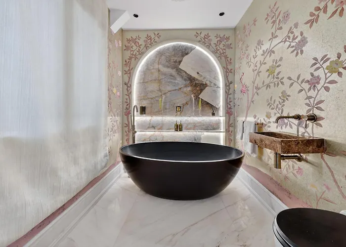 Av Experiences - Montaigne Luxury