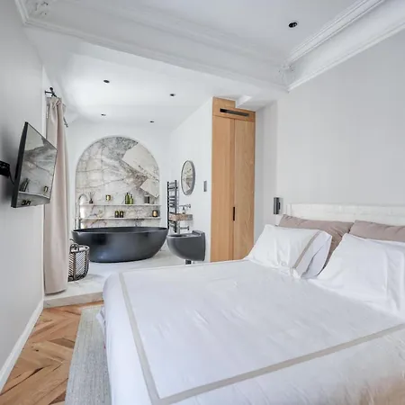 Av Experiences - Montaigne Luxury