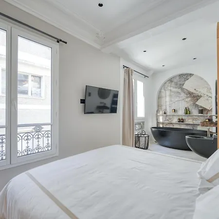 Av Experiences - Montaigne Luxury Paryż